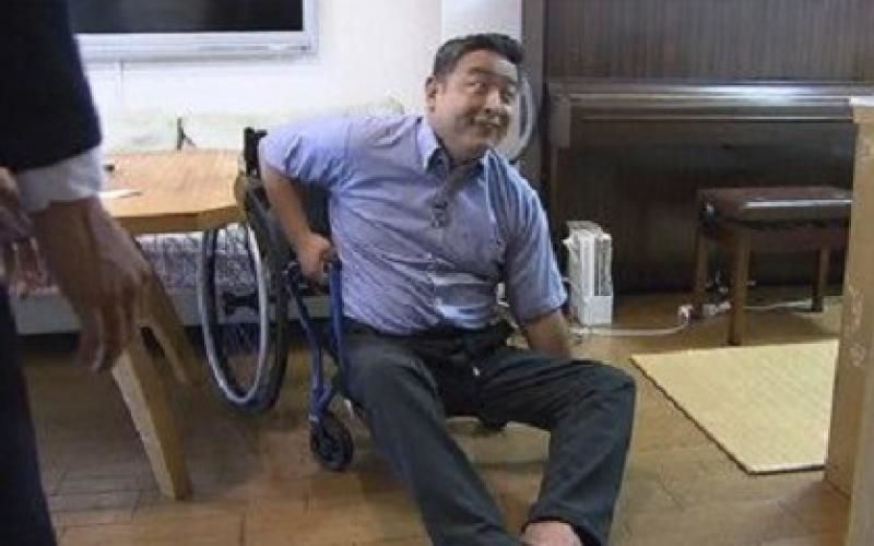 Hideto Kijama se afla într-un scaun cu rotile și a reușit să ajungă la bordul avionului cu ajutorul prietenilor cu care călătorea. 