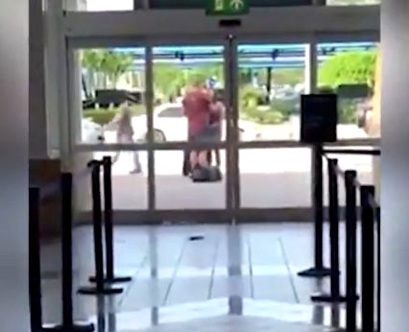 Moment șocant în fața aeroportului. Cearta unui cuplu devine coșmar. Foto: captură video