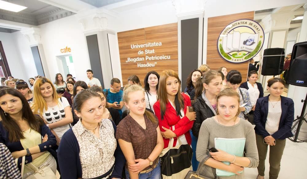 Dosarele pentru studii în România în acest an se pot depune online. Foto simbol: dincahul.md