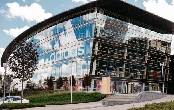 Adidas отозвал детскую коллекцию одежды из-за опасных нашивок.