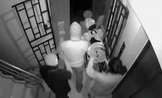 Motivul atacului este, se pare, suspendarea alegerilor prezidenţiale, care ar fi trebuit să aibă loc la sfârşitul lunii trecute.