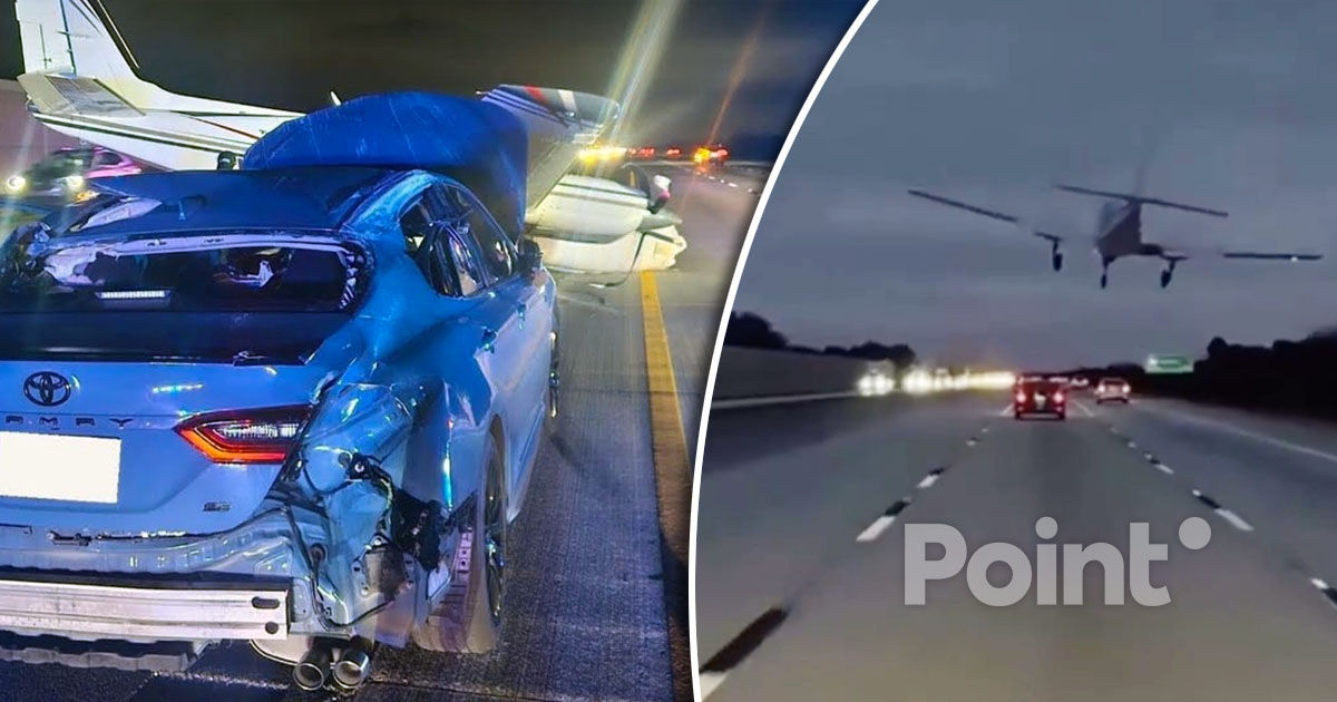 Un avion a efectuat o aterizare de urgență pe o autostradă din SUA: Un automobil l-a tamponat.