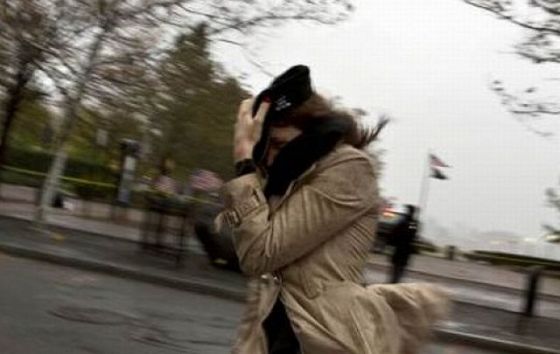 Potrivit avertizării, în această dimineață și pe parcursul zilei vântul se va intensifica și va sufla din nord-vest în rafale de până la 20 m/s.