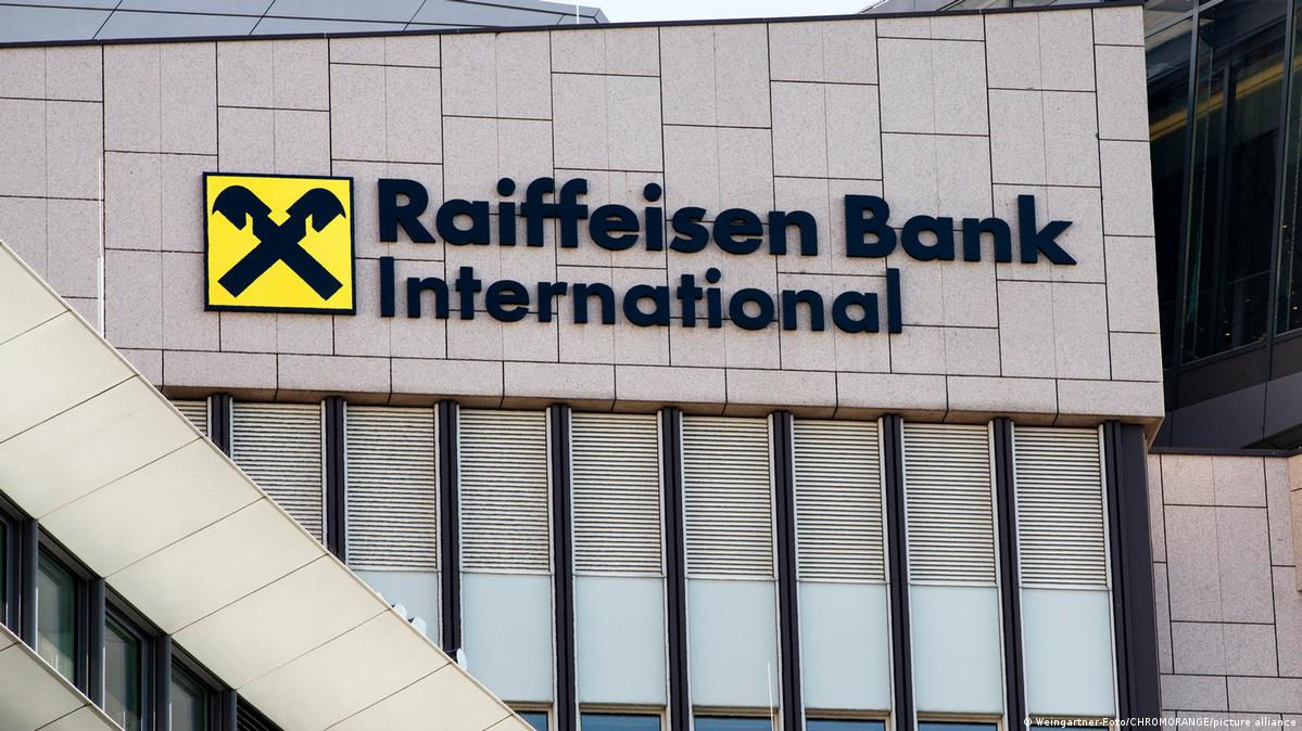 Raiffeisen Bank откладывает уход из России в надежде на то, что война скоро завершится.