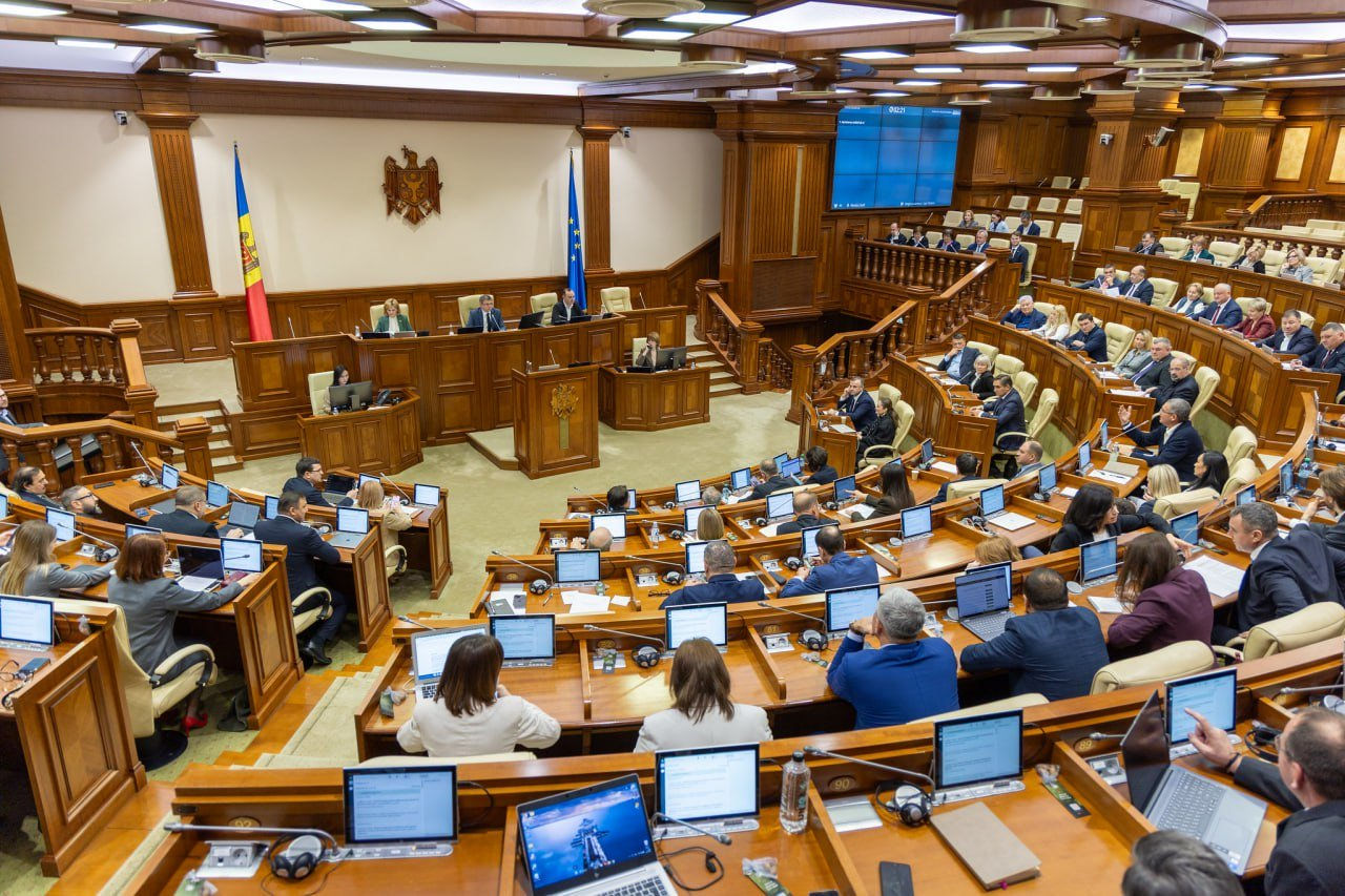 Оппозиция возглавляет пять из двенадцати парламентских делегаций.