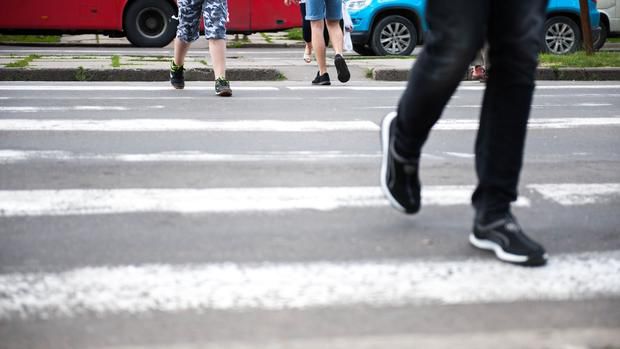 Cum se traversează strada în Chişinău la o trecere de pietoni