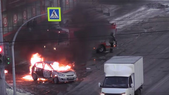 Explozie în timp ce pompierii încercau să salveze o mașină. Foto: Captură video