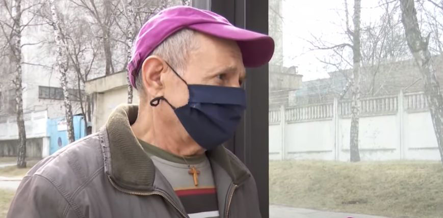 Столичные власти обещают убрать противогололедный реагент с тротуаров.