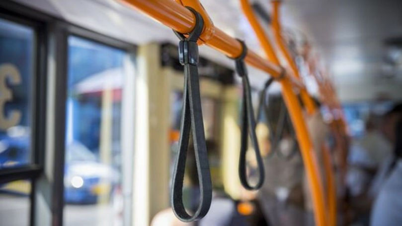 В столичном автобусе мужчина ударил кондуктора: завязалась драка.