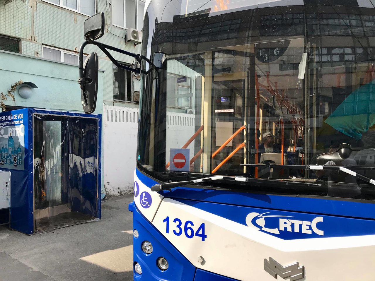 Сотрудники RTEC проходят дезинфекцию перед началом рабочего дня.