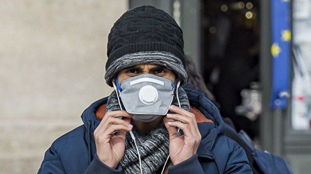 Во Франции ношение масок в транспорте может стать обязательным.
