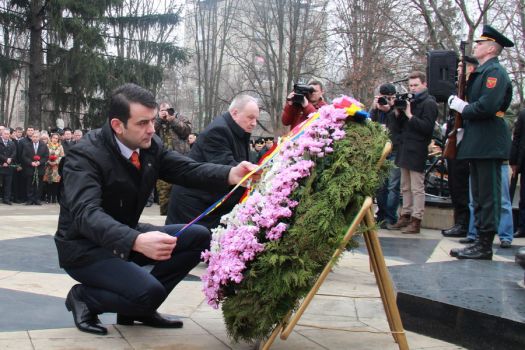 Отдать дань погибшим пришло руководство страны.