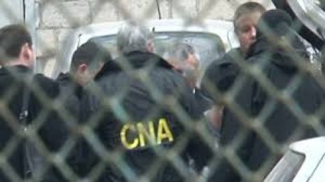 În prezent, cele trei persoane se află în custodia CNA.