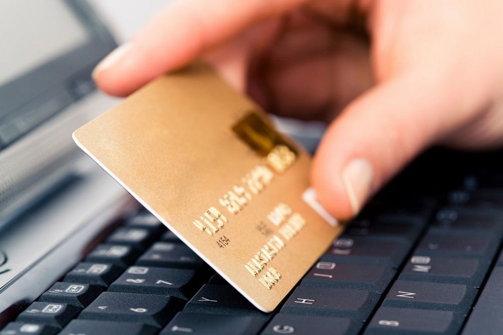 Почти на 60% выросло число тех, кто расплачивается банковской карточкой.