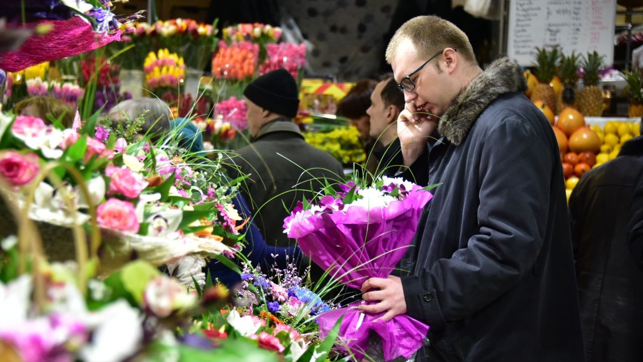 Женщины хотят чаще получать подарки и желают, чтобы их удивляли.