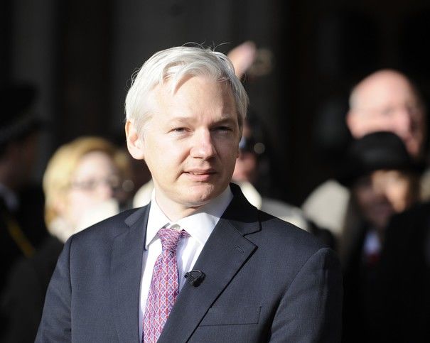 Основатель Wikileaks Джулиан Ассанж получил гражданство Эквадора.