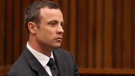 Campionul paralimpic Oscar Pistorius a scăpat de celulă, dar nu este complet liber.