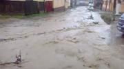 Străzi inundate în Arad, după un potop de trei ore