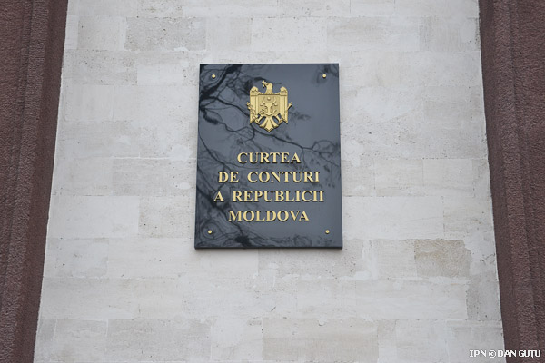 Ponderea datoriei publice în PIB a constituit 33%, înregistrând o majorare faţă de anul precedent cu 3,8  puncte procentuale.