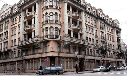 Во время работ на ул. Стабу, рядом с «Угловым домом», где размещалась КГБ Латвийской ССР, был найден засекреченный тоннель.