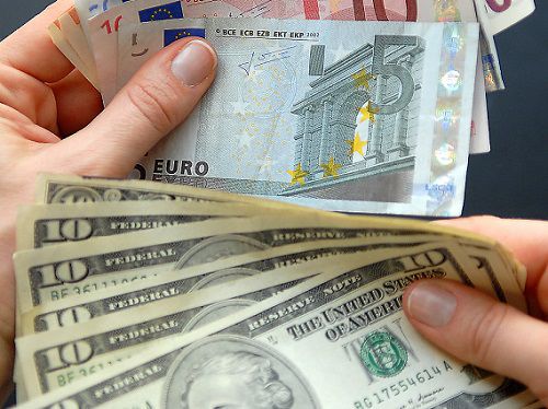 Un dolar poate fi tranzacționat 19 lei și 86 de bani, cu 6 de bani mai mult față de ieri.