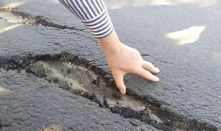 Ранее было опубликовано видео, на котором отремонтированная в Рышканском районе дорога развалилась от прикосновения руки.