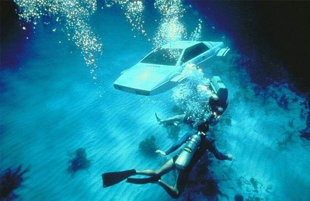 Automobilul Lotus Esprit, transformat în 1977 în submarin, a fost vândut cu 550.000 lire sterline.