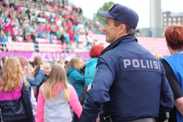 Această creștere a nivelului de amenințare teroristă intervine pe fondul unei crize politice în Finlanda.