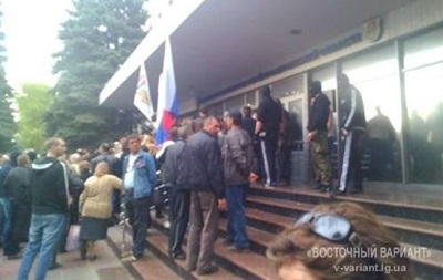 Около 20 неизвестных открыли огонь в воздух, некоторые стреляют по окнам здания МВД.