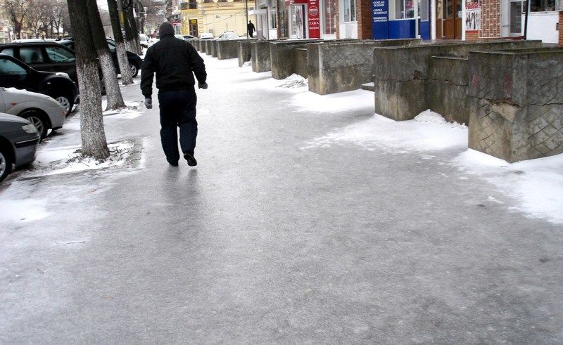Un bărbat a ajuns în comă la spital după ce a alunecat pe gheaţă.