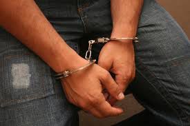 Un fost puşcăriaş a ajuns din nou după gratii şi este suspectat că a înjunghiat un om al străzii. Foto: publika.md