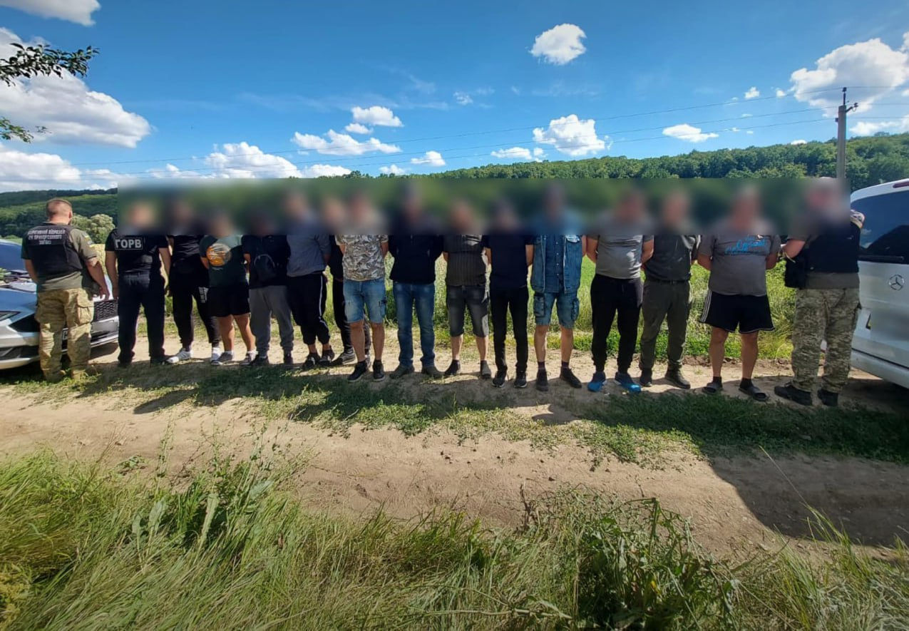 Пытались незаконно пересечь границу с Молдовой: украинские пограничники задержали 17 мужчин.