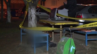 Barbatul spune ca nu stie cine este victima insa, potrivit lui, in curte deseori se aduna oamenii ca sa bea.