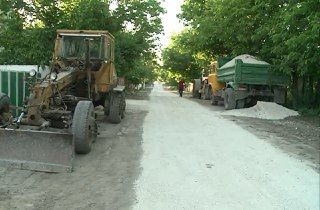 Люди боятся, что сильный дождь смоет весь гравий, а улица превратится в болото.
