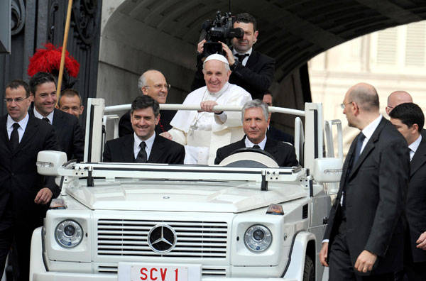 Suveranul Pontif ar putea fi văzut prin Vatican pe un papamobil-tricicletă, propulsat prin… pedalare, dar are totuşi şi un motor electric, de rezervă. 