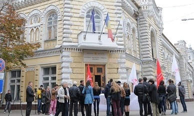 Nimeni din conducerea Primăriei nu a ieşit în faţa manifestanţilor. Oamenii au refuzat să discute cu şeful serviciului de presă. 