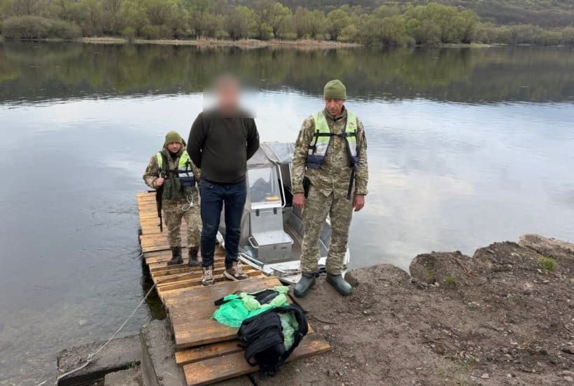Украинец пытался вплавь пересечь Днестр в ледяной воде и с рюкзаком.