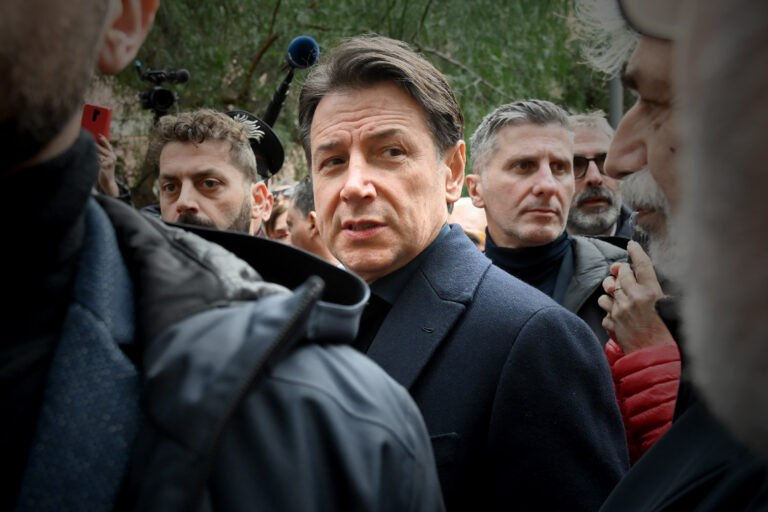 Экс-премьер Италии Конте получил по лицу от антивакцинатора.