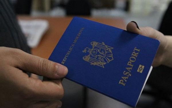 Polițiștii de frontieră au înregistrat 18 cazuri, în care moldovenii dețineau pașapoarte false. Foto: border.gov.md