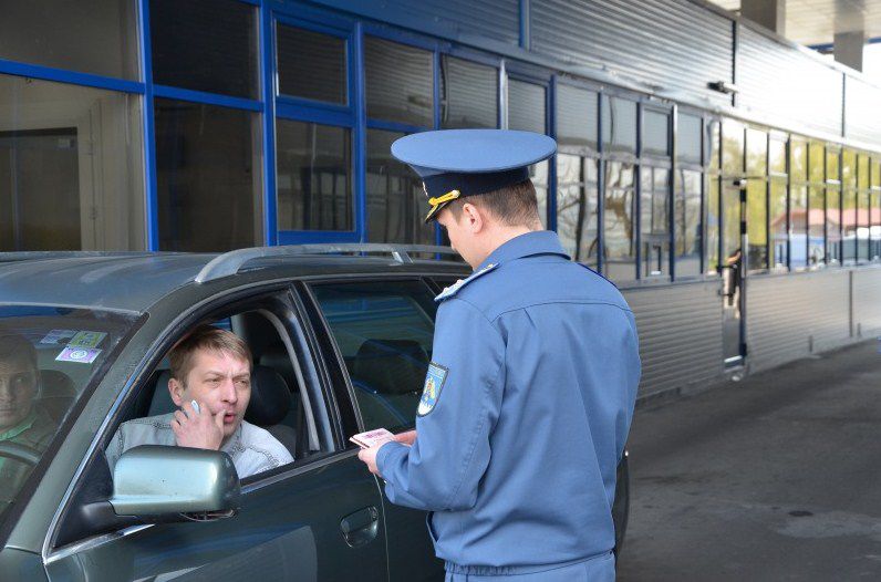 Штрафы, наложенные некоторыми государственными учреждениями, нельзя оплатить в пунктах таможенного контроля. Фото: stirilocale.md.