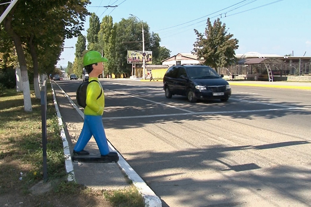 У пешеходных переходов в Тирасполе появились манекены.