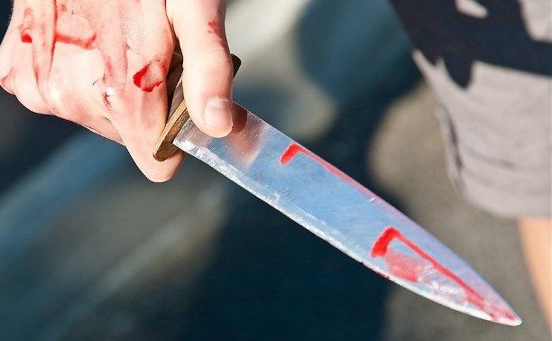 В Кишиневе мужчина ударил ножом собутыльника на школьной спортплощадке.