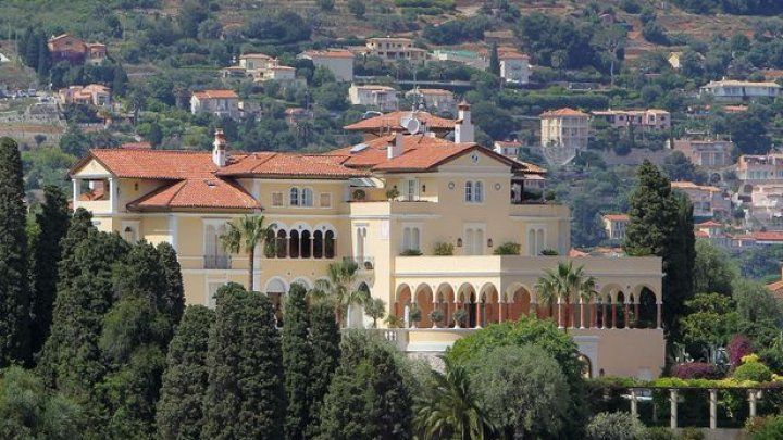Villa Les Cèdres a fost construită în jurul anului 1830 şi a fost cândva reşedinţa regelui Belgiei. 