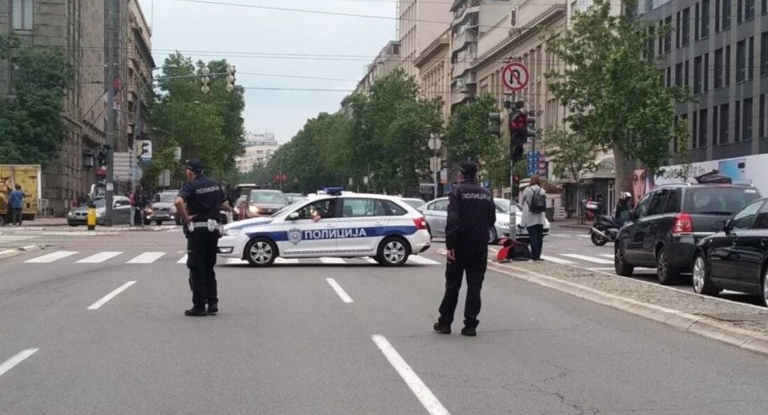 В центре Белграда взорвался внедорожник.
