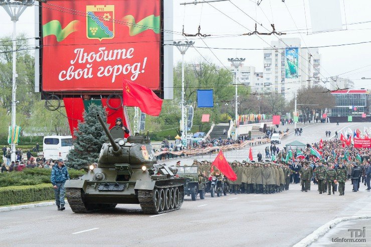 Легендарный Т-34, танк, оказавший огромное влияние на исход войны. Именно он пойдёт во главе шествия с водружённым на башне Красным знаменем.