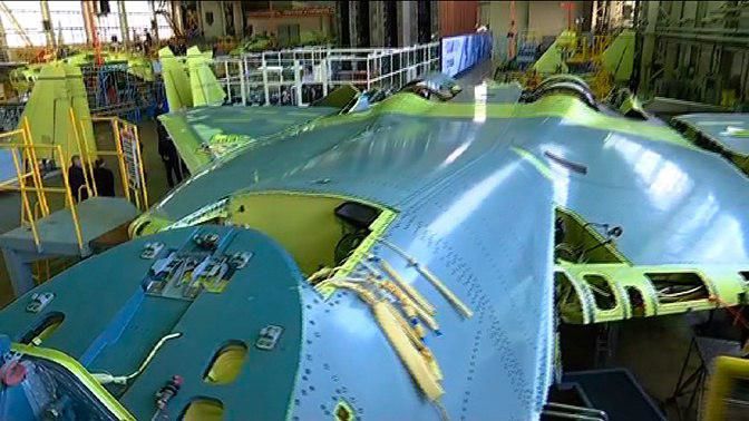 Видео сборки первого серийного Су-57 появилось в Сети.