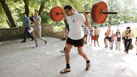 Vladimir Butucea a îndoit o tigaie, iar când a ajuns în vârf a îndoit şi câteva cuie. Foto: publika.md