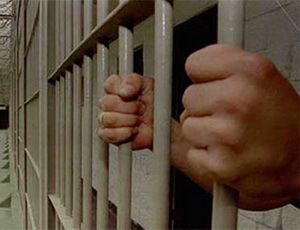 По данным ведомства, никто из сотрудников колонии при нападении не пострадал.