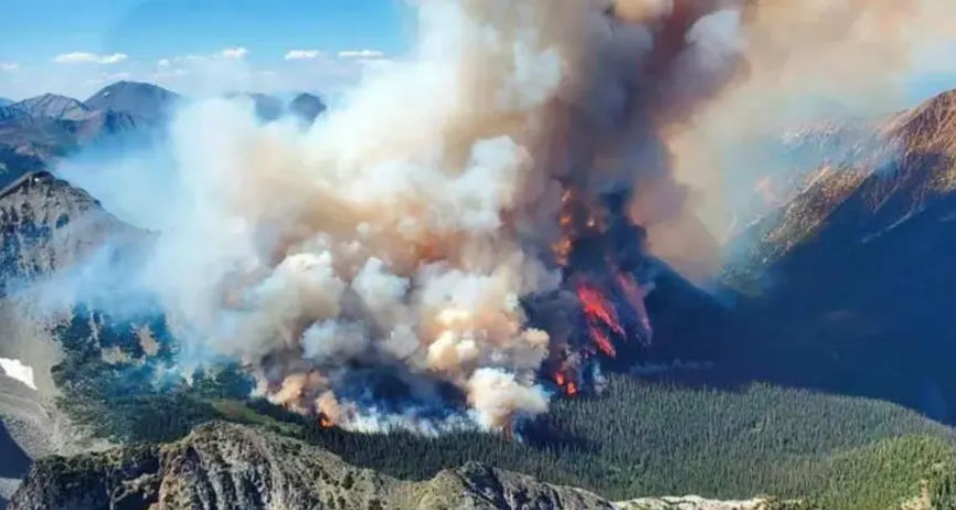 Incendiile de pădure din Canada au eliberat în atmosferă o cantitate record de carbon.