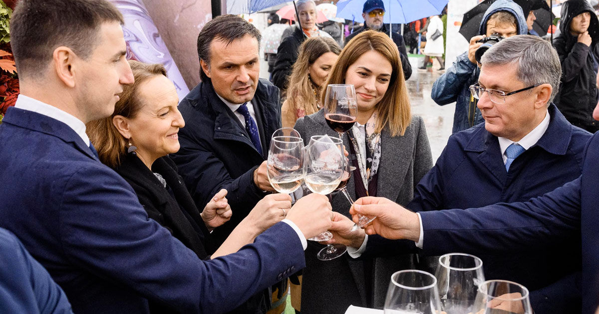 Peste 150.000 de oameni au participat la Ziua Națională a Vinului la Chișinău.